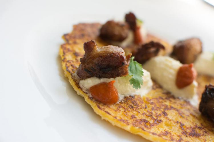 Cachapa con guayanés y chicharrón